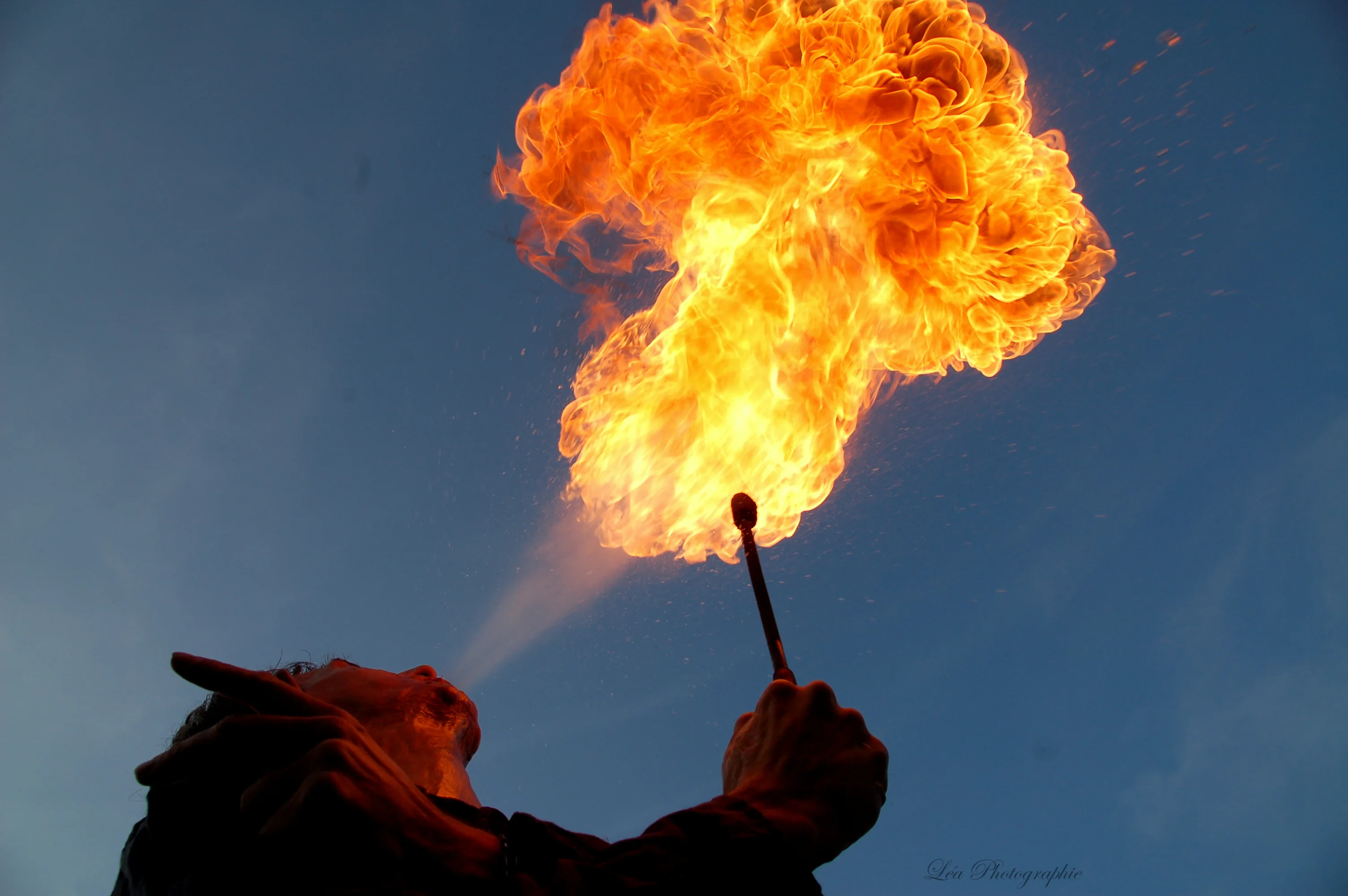 Cracheur de feu, flamme et spectacle de feu