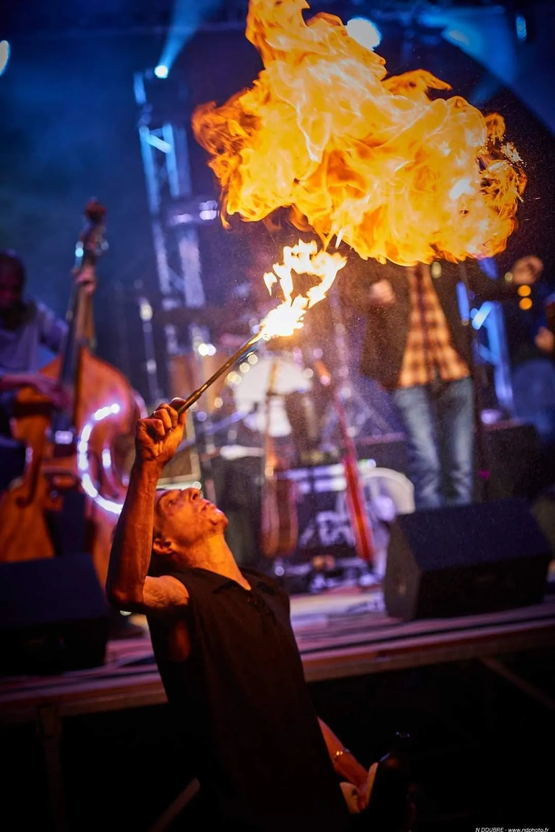 Cracheur de feu sur scène pendant un concert