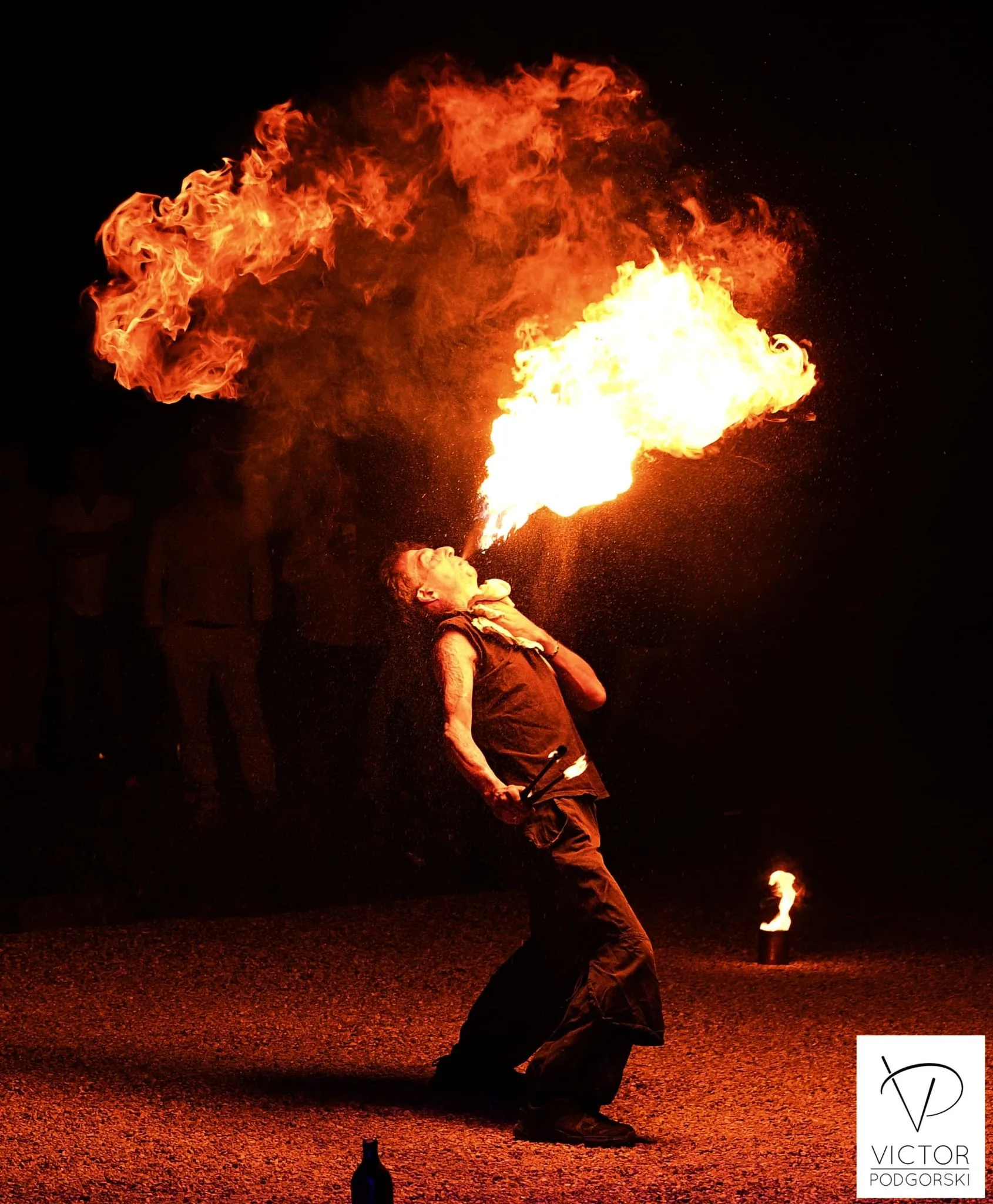 Cracheur de feu pendant une soirée de mariage