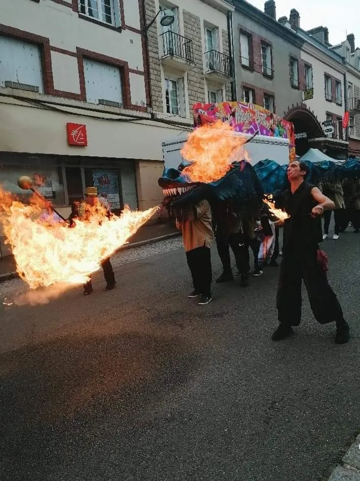 Dragon cracheur de feu dans une rue