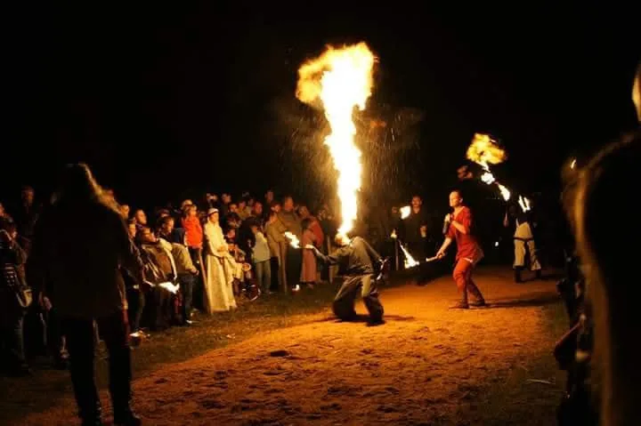 Cracheur de feu en spectacle, flamme et maîtrise du feu