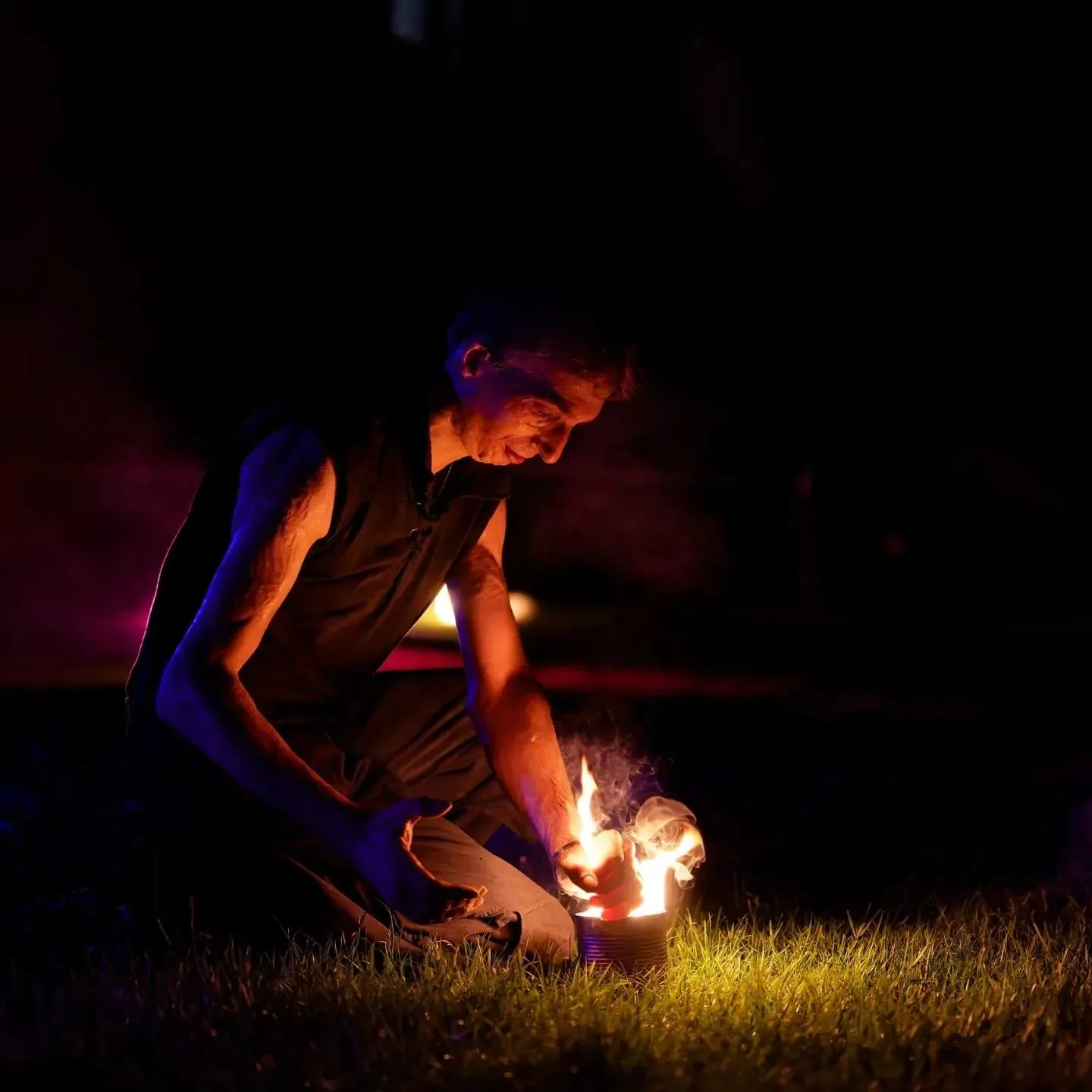 Cracheur de feu de nuit avec une flamme